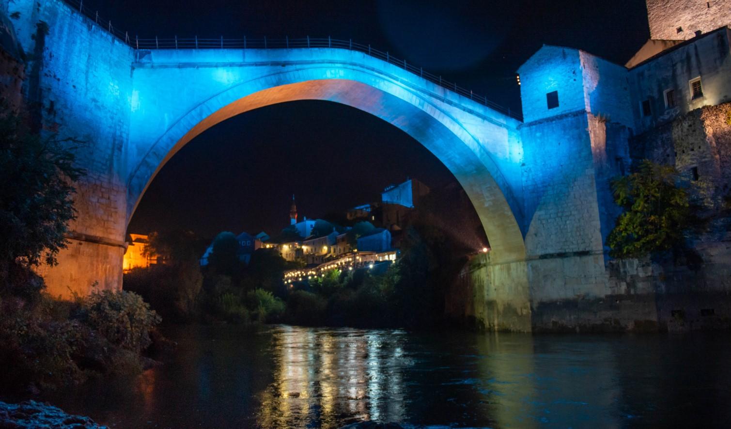Stari most, Banski dvor i Vijećnica u plavoj boji - Avaz