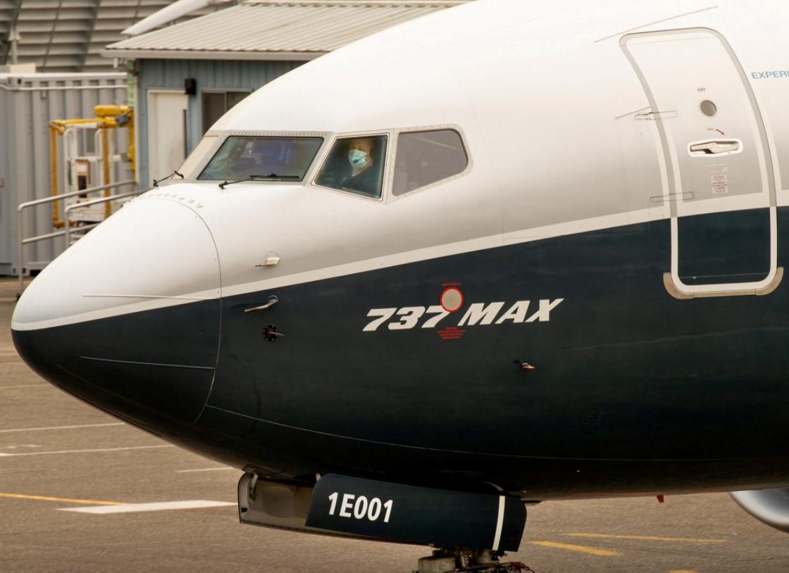 Federal Aviation Administration (FAA) Chief Steve Dickson brings a Boeing 737 MAX aircraft to a stop after an evaluation flight at Boeing Field in Seattle, Washington, U.S. September 30, 2020. - Avaz