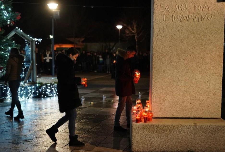 Građani pale svijeće za tragično stradale - Avaz