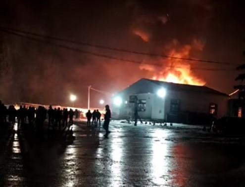 Zapaljen migrantski kamp u Blažuju, vatrogasci na terenu