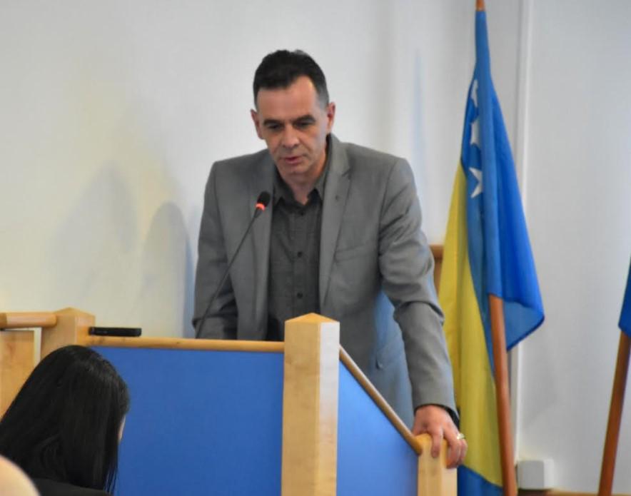 Pogledajte video: Burno u Goraždu, poslanik Musić za govornicom pustio snimak, "30.000 maraka za MUP, a 20.000 za bolnicu"