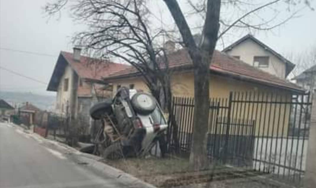Saobraćajna nesreća u Sarajevu, automobil završio u dvorištu kuće