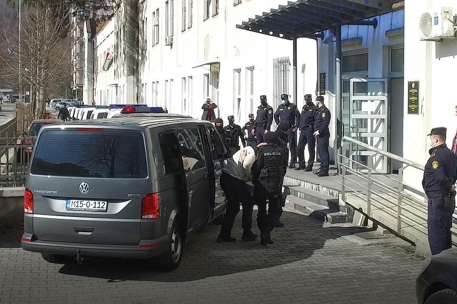 Privođenje bande pljačkaša u Travniku - Avaz