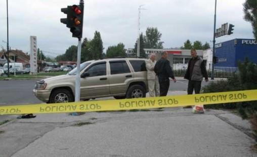 S mjesta nesreće 2013. godine: Iako je u obrazloženju Tužilaštva navedeno da je u trenutku nesreće Kurspahić izgubio svijest, nekoliko trenutaka poslije, on stoji naslonjen na automobil kojim je udario rahmetli Salku Džaferovića - Avaz