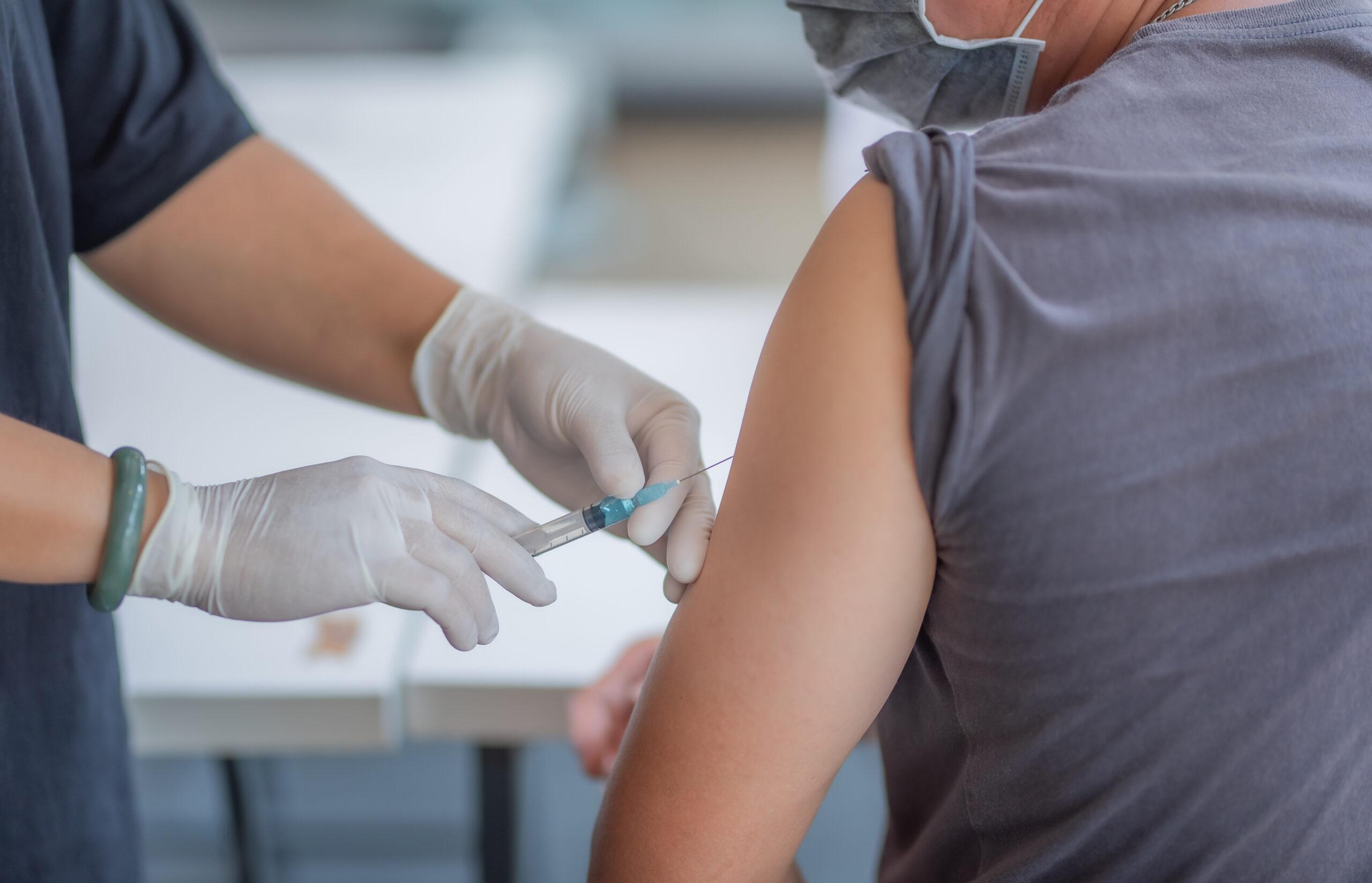 Više od pola stanovnika Velike Britanije primilo prvu dozu vakcine