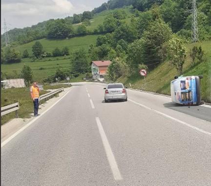 Teška nesreća kod tunela Ivan: Vozilo se od siline udara prevrnulo na bok