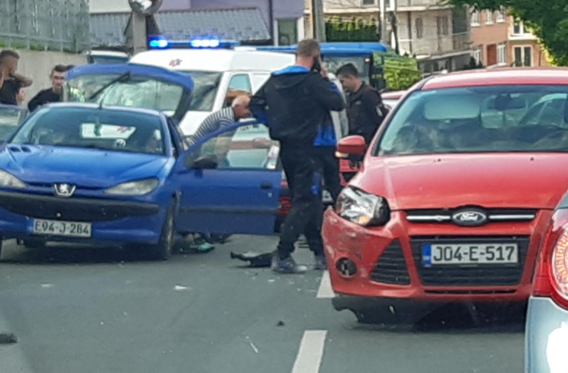 Težak udes u Buča Potoku: Velika šteta na vozilima, jednom otpao točak