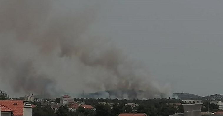 Veliki požar kod Vodica: Dva kanadera i 60 vatrogasaca bore se sa vatrenom stihijom