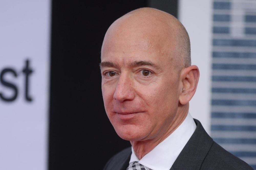 Peticijama traže da se Džefu Bezosu ne dozvoli povratak na Zemlju