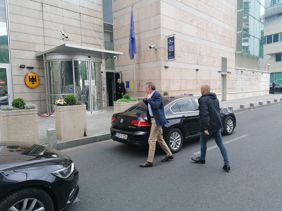 Bakir Izetbegović ispred zgrade Delegacije EU - Avaz