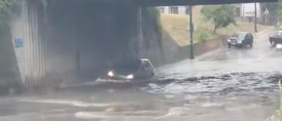 Drama u Sarajevu: Pogledajte kako se zaglavio vozač u Buča Potoku, automobil stao ispod poplavljenog podvožnjaka