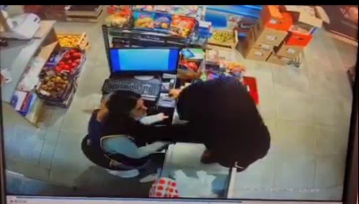 Video / Pogledajte kako je hrabra radnica prodavnice aktivirala alarm i otjerala razbojnika