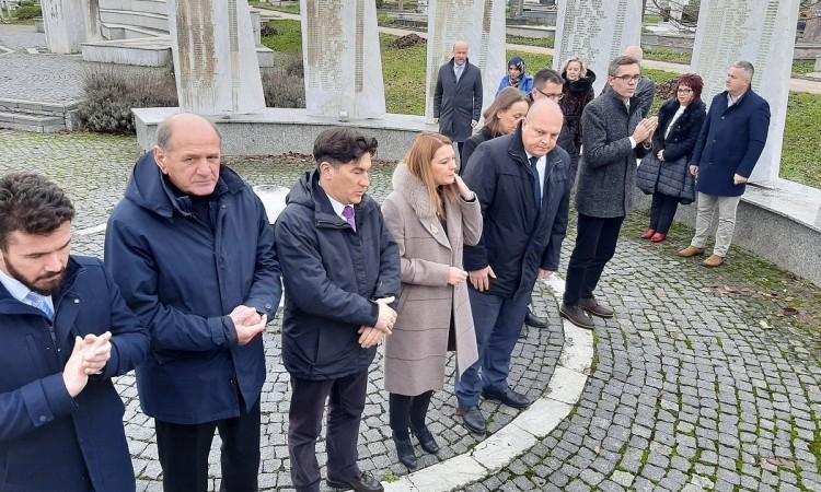 Delegacije vlade USK su dali poštovanje poginulim braniocima države - Avaz