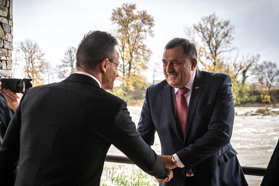 Sijarto: Mađarska će staviti veto ako EU pokuša uvesti sankcije Dodiku