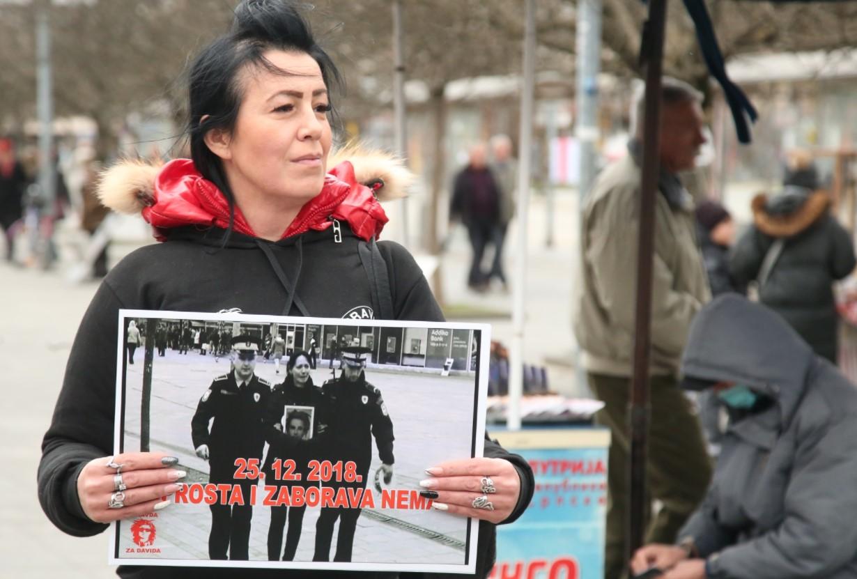 Građani i danas na Trgu Krjaine: Okupili se u znak sjećanja ne policijsku represiju iz 2018. godine - Avaz