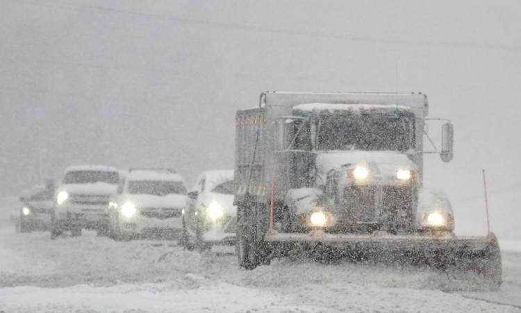 Snažne snježne oluje u SAD: Hiljade domaćinstava bez struje, putevi zatvoreni