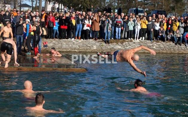 U Splitu organizirano novogodišnje kupanje - Avaz