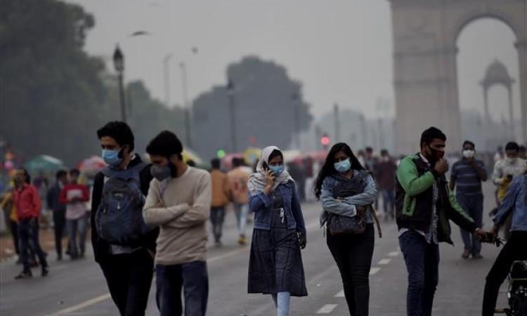 Zbog povećanog broja novozaraženih Nju Delhi uvodi policijski sat