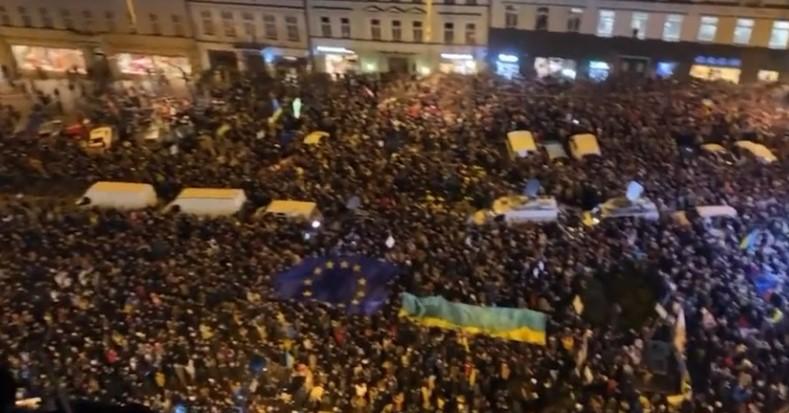 Protesti u Pragu protiv ruske invazije na Ukrajinu: Pogledajte oduševljenje kada se javio Zelenski