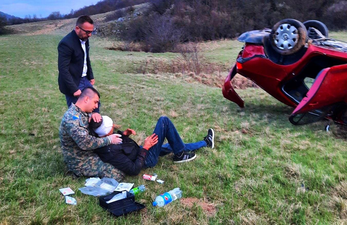 Vojnik Trifković izvukao povrijeđenu osobu iz slupanog automobila - Avaz