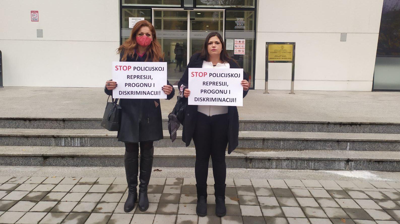 Aleksandra Vranješ i Sofija Grmuša ispred Osnovnog suda u Banjoj Luci - Avaz