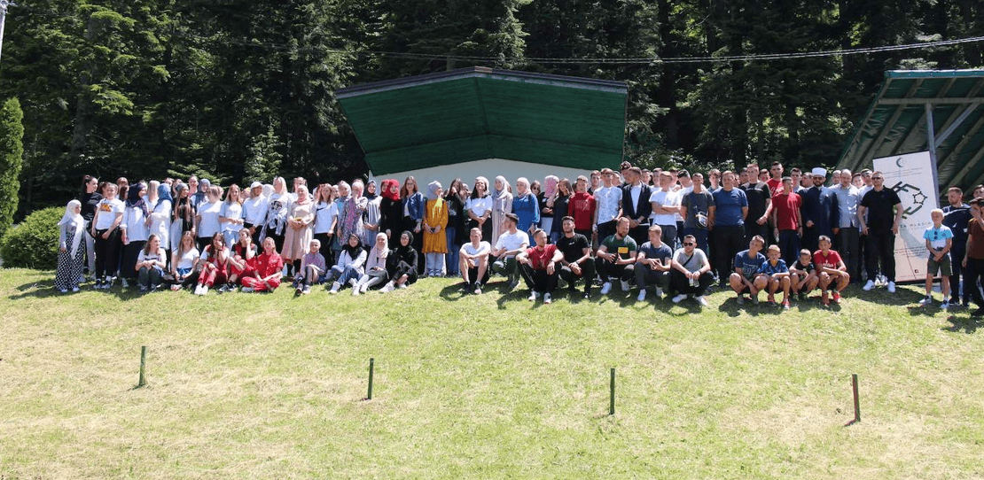 U sklopu ovogodišnje vjersko-kulturne manifestacija "512. dani Ajvatovice" danas je na platou Ajvatovice organiziran Omladinski kamp - Avaz