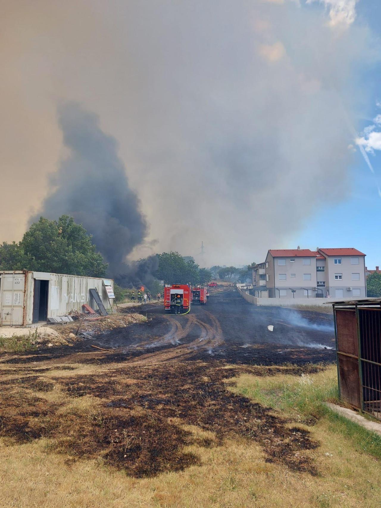 Veliki požar izbio kod Pule: Mnoga domaćinstva ostala bez struje