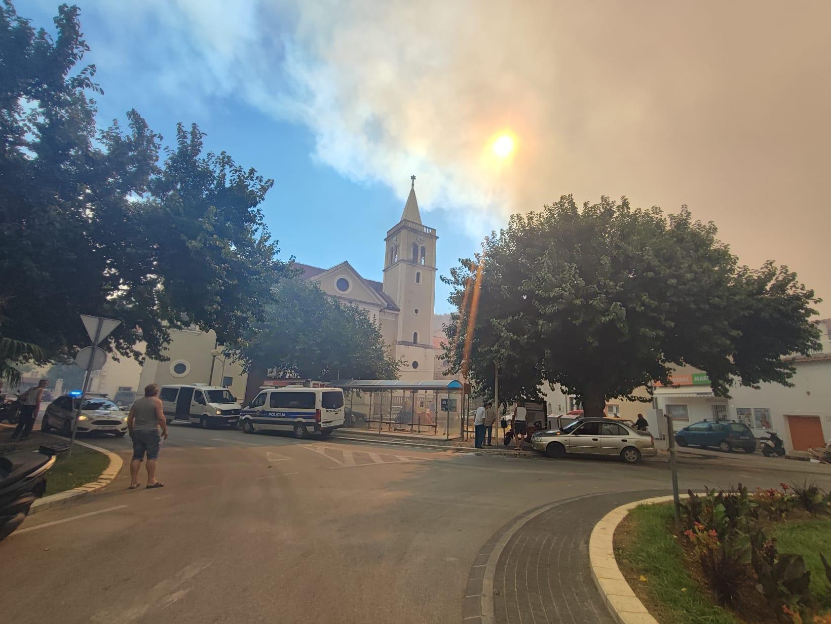 Požar zahvatio i crkvu - Avaz