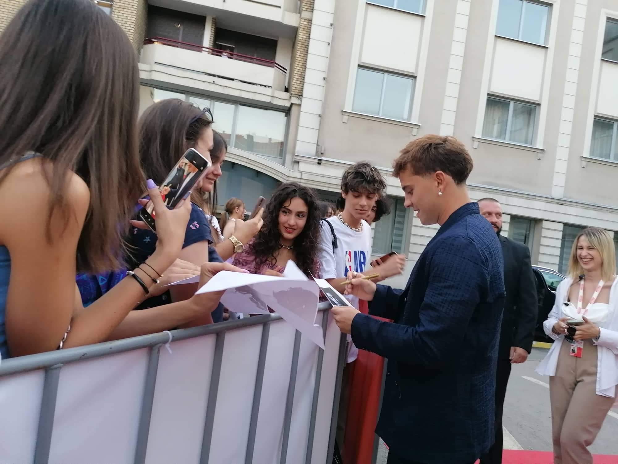 Lamoglia na crvenom tepihu Omladinskog Filmskog Festivala: Dijelio autograme fanovima