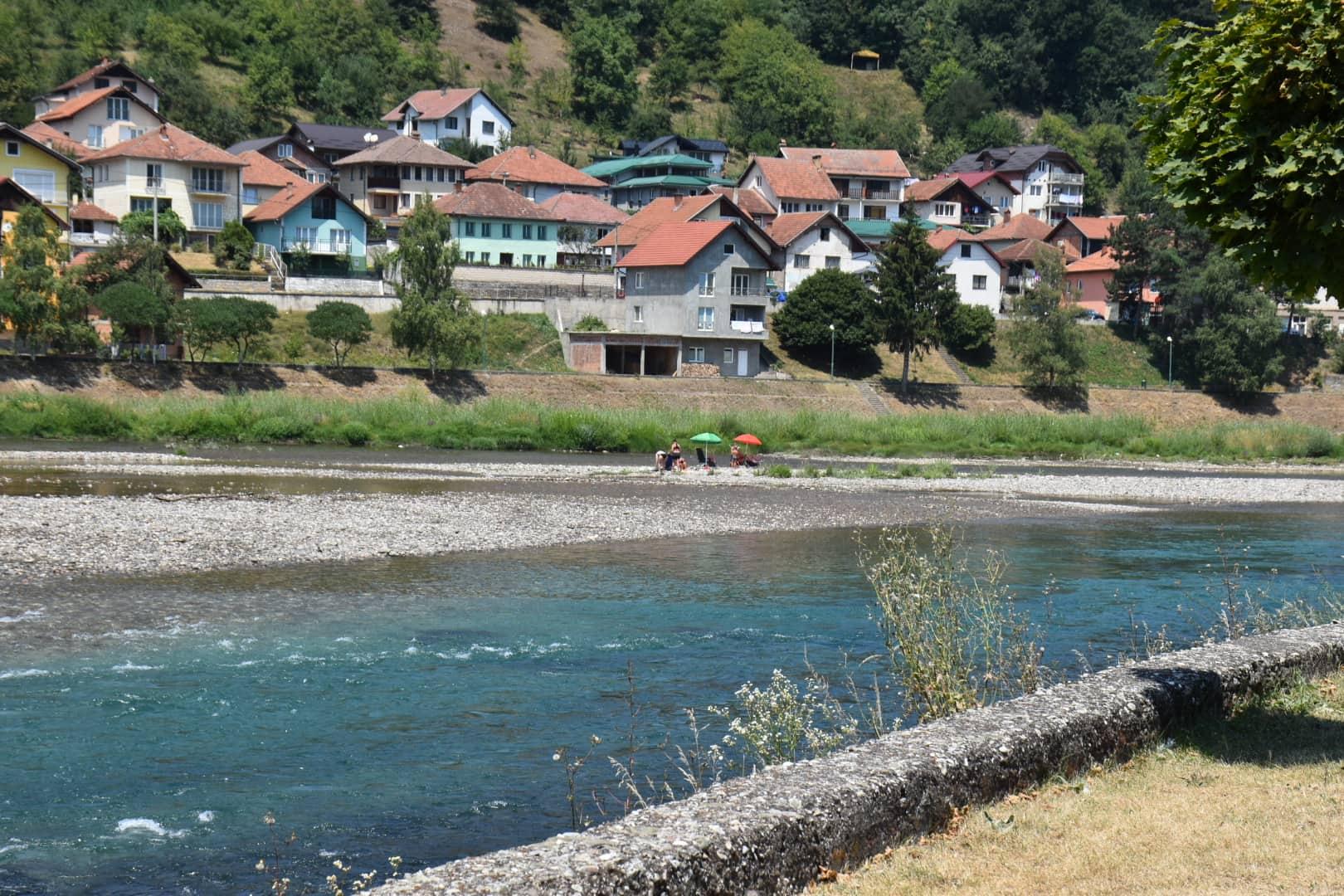 Građani spas od vrućina pronašli na obalama Drine - Avaz