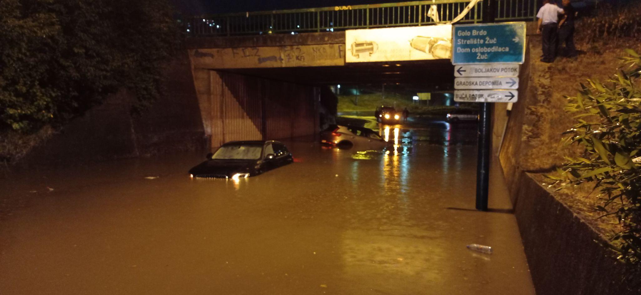 Dva automobila su potopljena - Avaz