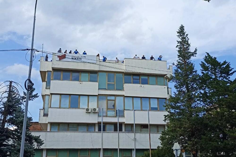 Radnici nikšićke Željezare popeli se na krov fabrike - Avaz