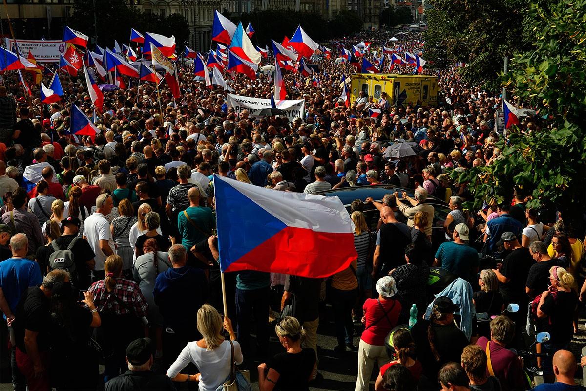Oko 70.000 ljudi u Pragu protestovalo protiv češke vlade