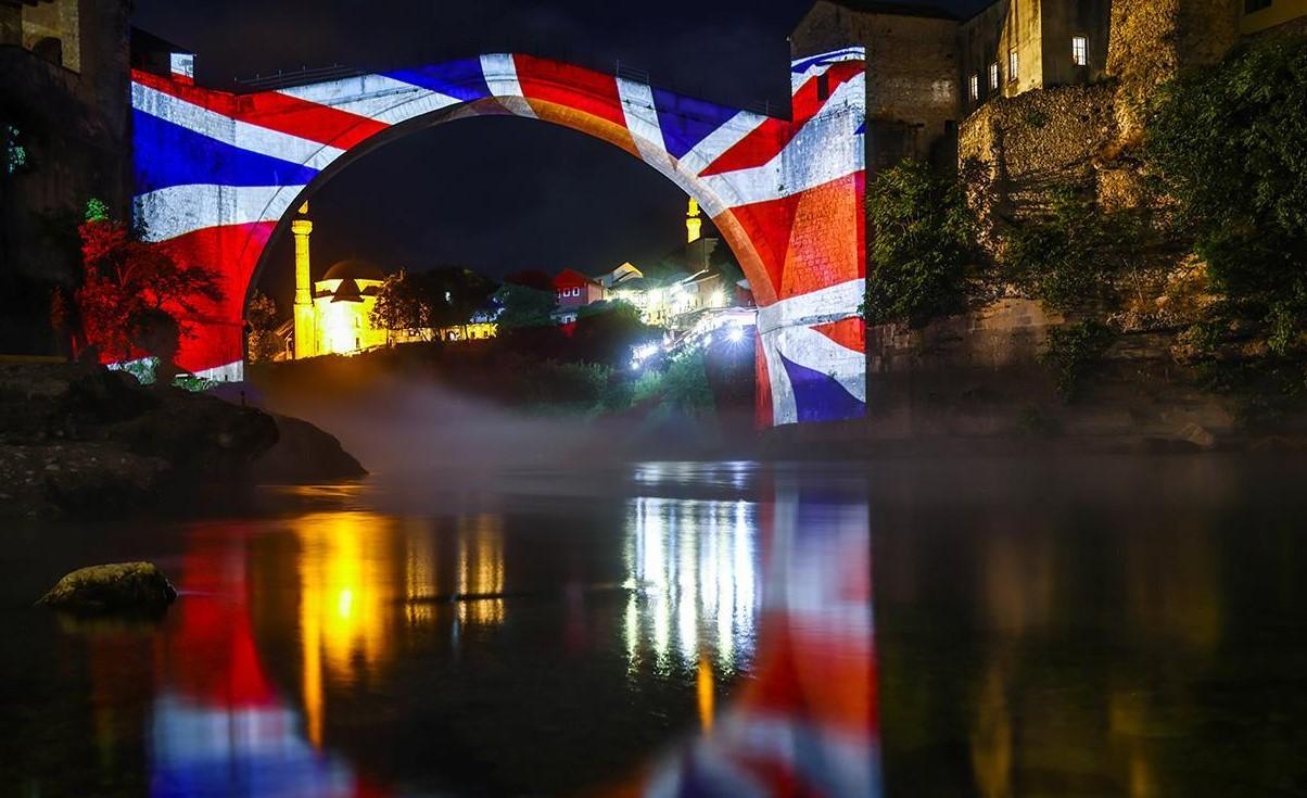 Stari most u Mostaru osvijetljen bojama zastave Velike Britanije