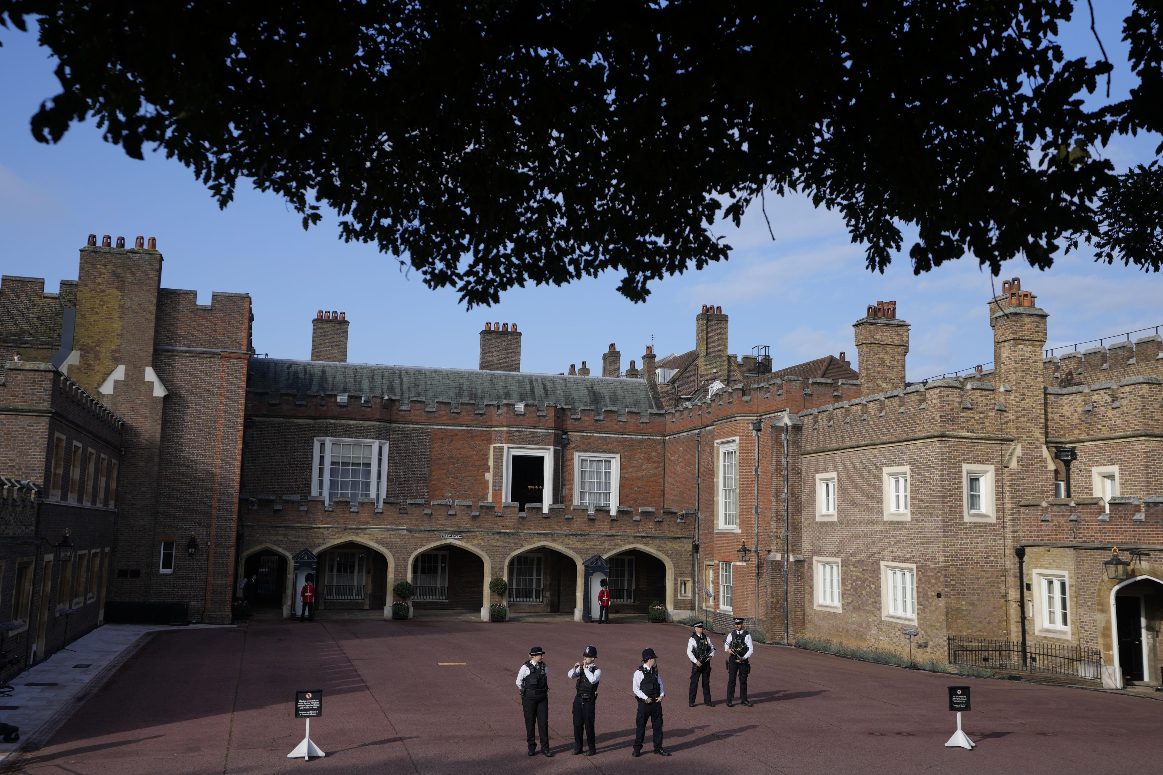 Britanija čeka novog kralja: U palatu stigla Liz Tras i šest bivših premijera