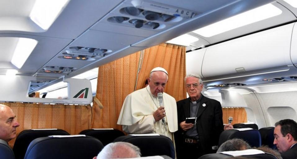 Papa Franjo sa ranijeg obraćanja u avionu - Avaz