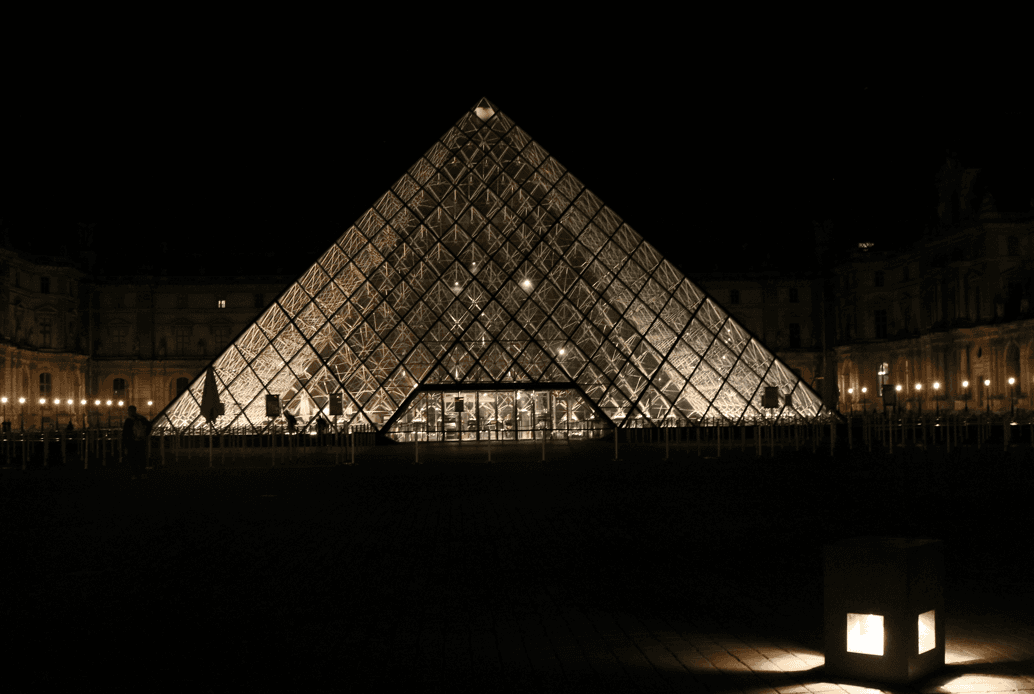 Ugašena svjetla piramide muzeja Louvre u Parizu - Avaz