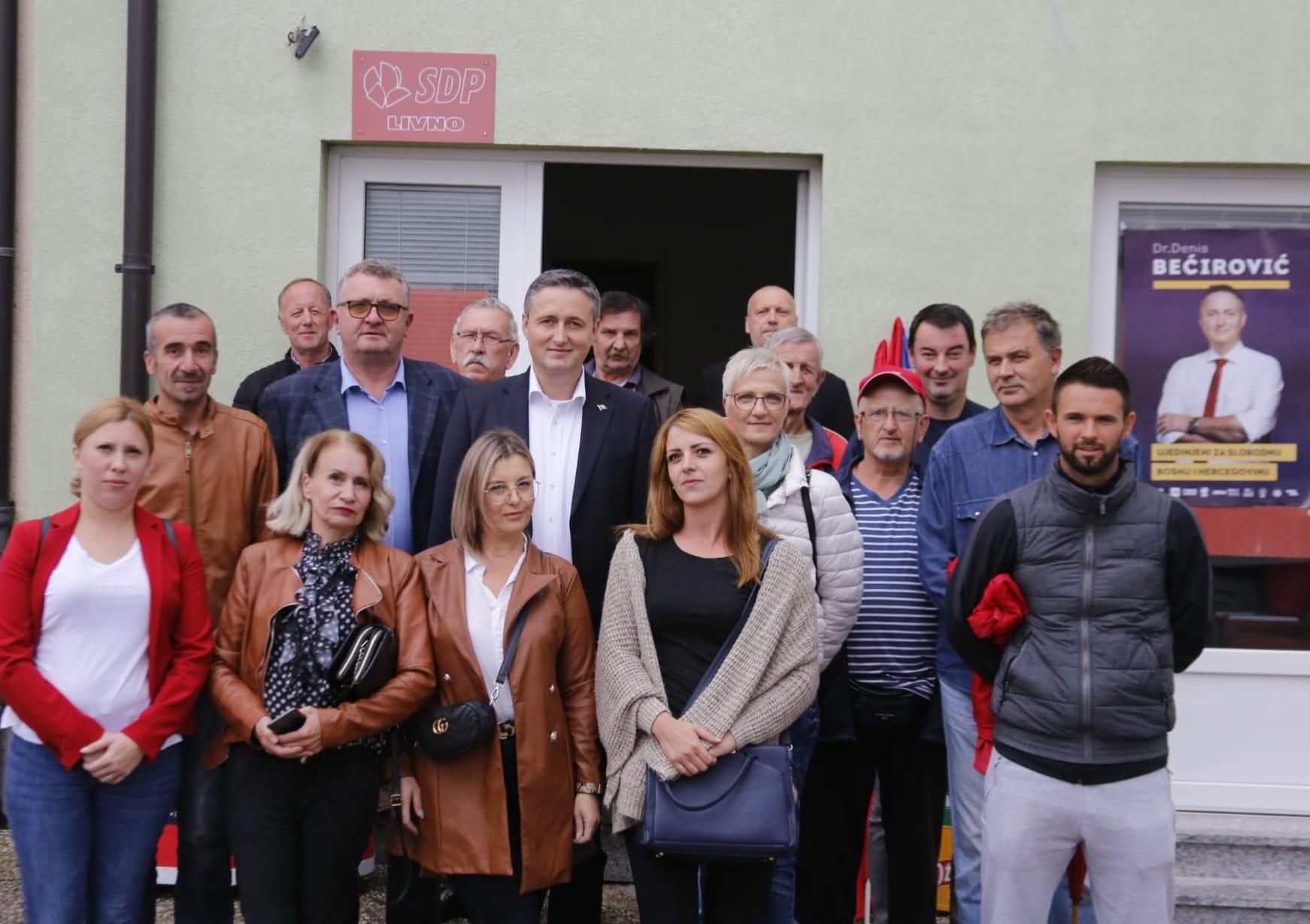Bećirović sa građankama i građanima Livna - Avaz