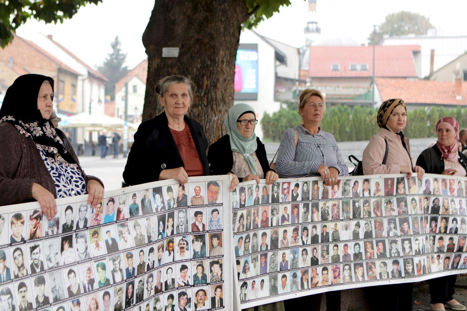 Mirni protesti u Tuzli: Okupljat ćemo se sve dok ne pronađemo i posljednju koščicu žrtava genocida u Srebrenici