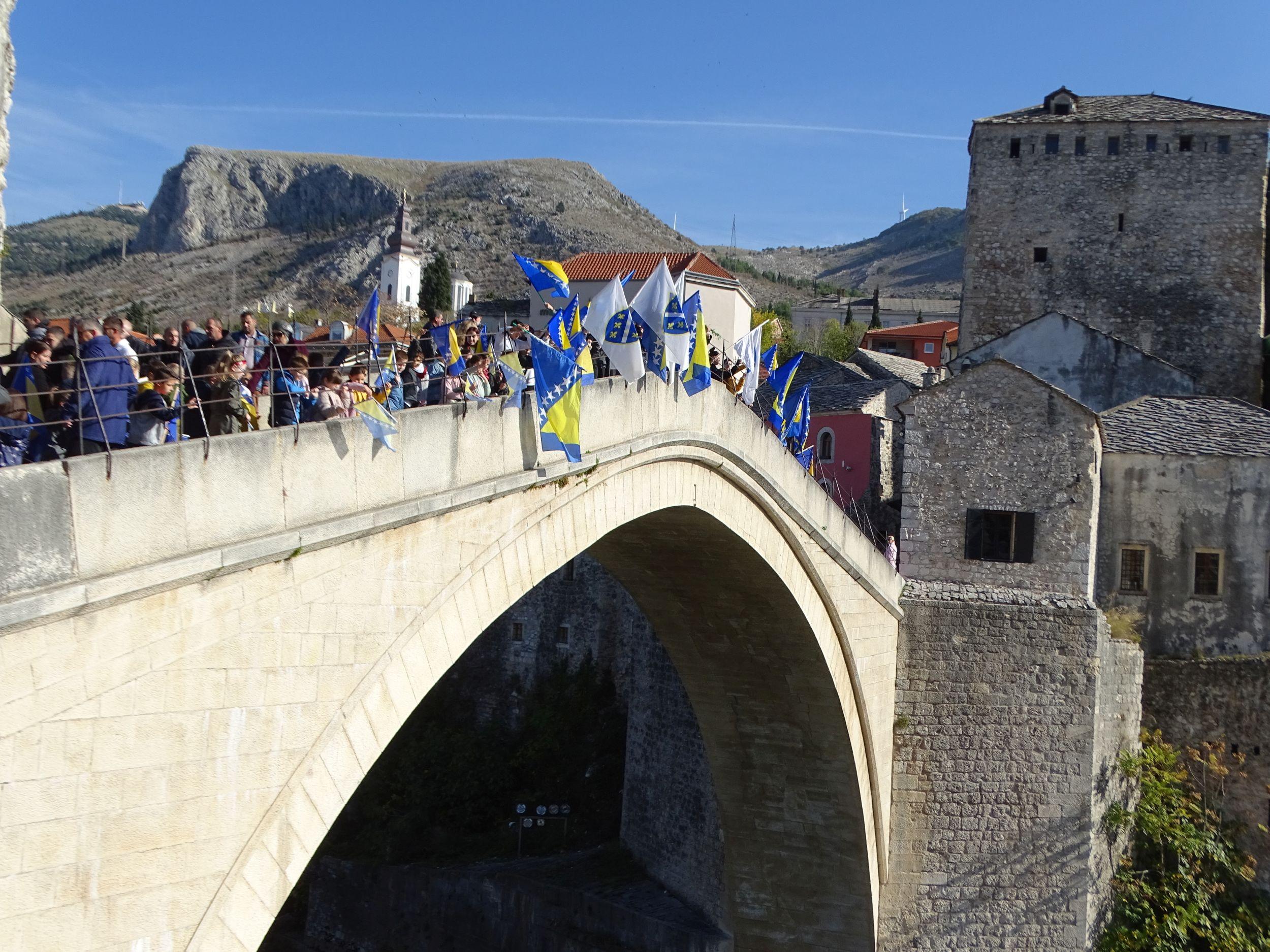 Uz zvuk sirene i skokom bez aplauza obilježena 29. godišnjica barbarskog rušenja Starog mosta