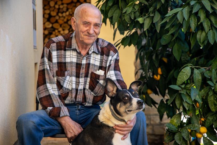 Bivši učenici pomogli profesoru u penziji, skupili skoro 40.000 KM za njegovo liječenje: "Da nije njih bih bio slijep"