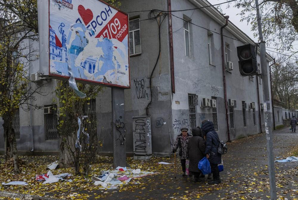 Stanovnici se okupljaju ispod bilborda pored ostataka ruskih postera u Hersonu, na jugu Ukrajine, 17. novembar - Avaz