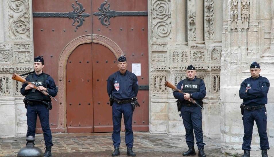 U Francuskoj raspoređeno 90.000 policajaca i žandarmerije povodom dočeka Nove godine