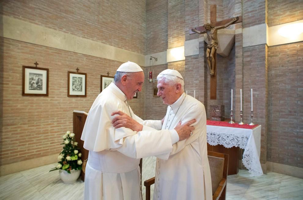 Papa Franjo grli papu emeritusa Benedikta XVI, desno, u Vatikanu, 28. juna 2017. godine - Avaz
