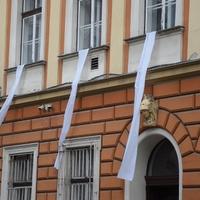 Na zgradama širom Sarajeva zakačeni bijeli čaršafi u znak obilježavanja Dana bijelih traka