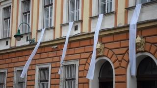 Na zgradama širom Sarajeva zakačeni bijeli čaršafi u znak obilježavanja Dana bijelih traka