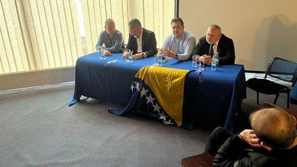 Sastanak o formiranju SDP-a u Srebrenici - Avaz