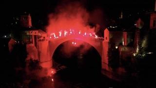 Skok s bakljama za godišnjicu obnove Starog mosta