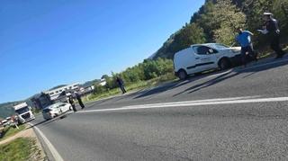 Težak udes na dionici Maglaj-Doboj: Automobil nasred ulice, otpao mu točak, obustavljen saobraćaj