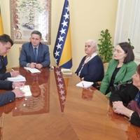 Bećirović razgovarao s predstavnicima Udruženja žrtava i svjedoka genocida i udruženja Pokret "Majke enklava Srebrenica i Žepa"